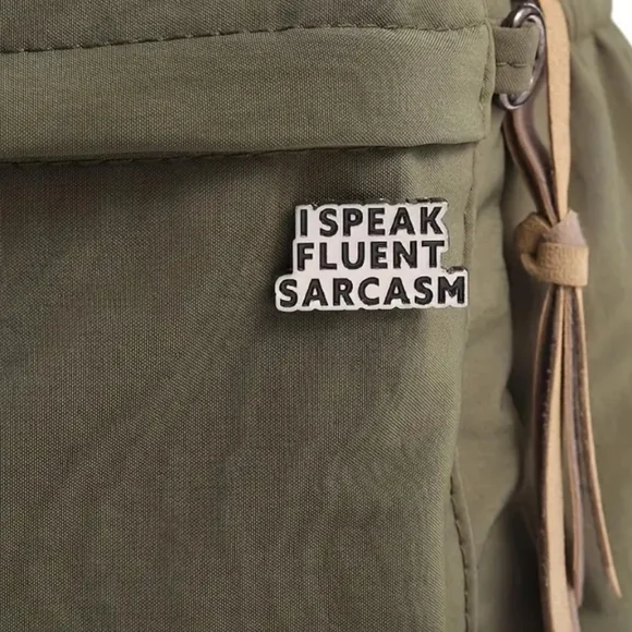 Funny enamel pin "I speak fluent sarcasm" - Picture 4 of 5